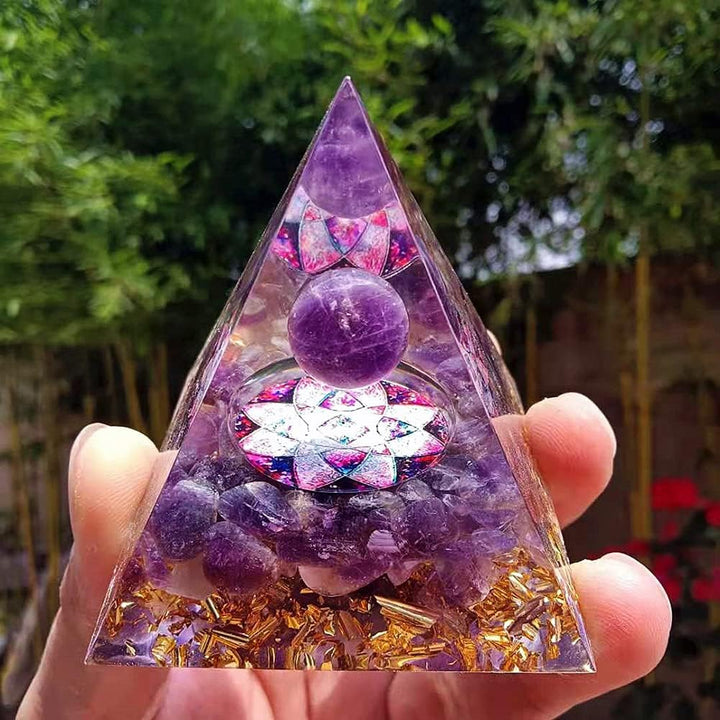 Moonstone Crystals Orgone Pyramid, Amethyst Crystal Nature Reiki Chakra Crystals and Gemstones Gifts for Friend Orgonite Pyramid Crystal Healing Spiritual Gifts for Women (6Cm)