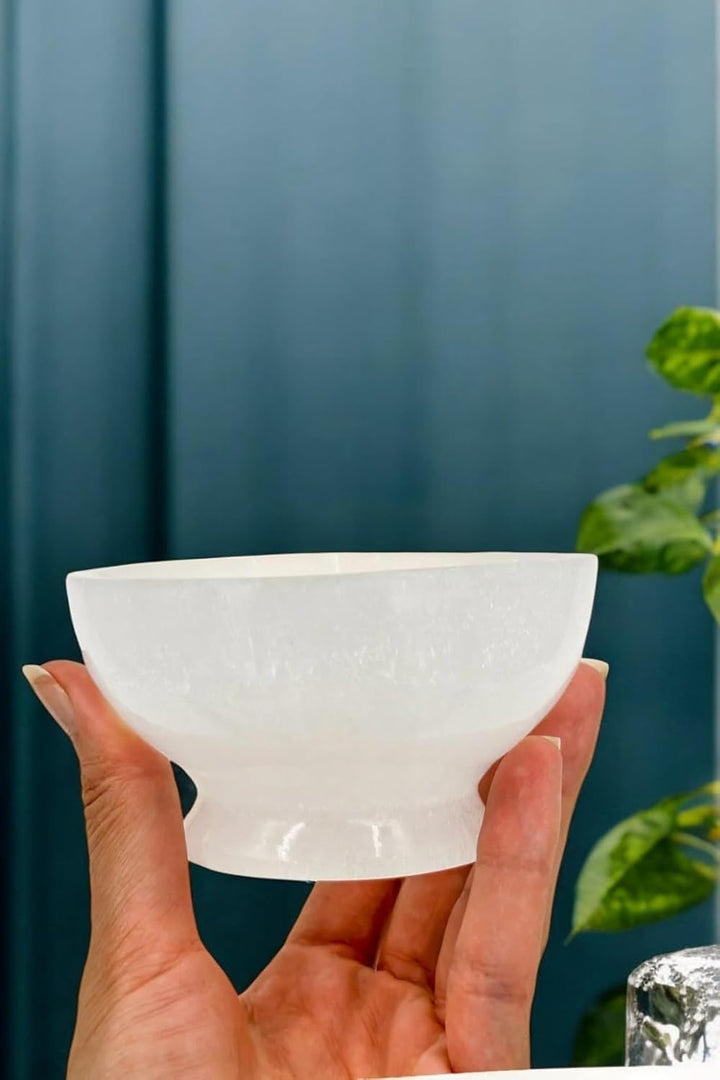 Crystal Selenite Charging round Shape Handmade Bowl Alter Cleansing Spiritual Energy Healing Plate Charge White Dish Meditation Tumbles Creative Dish Jewelry Storage Decoration or Gift