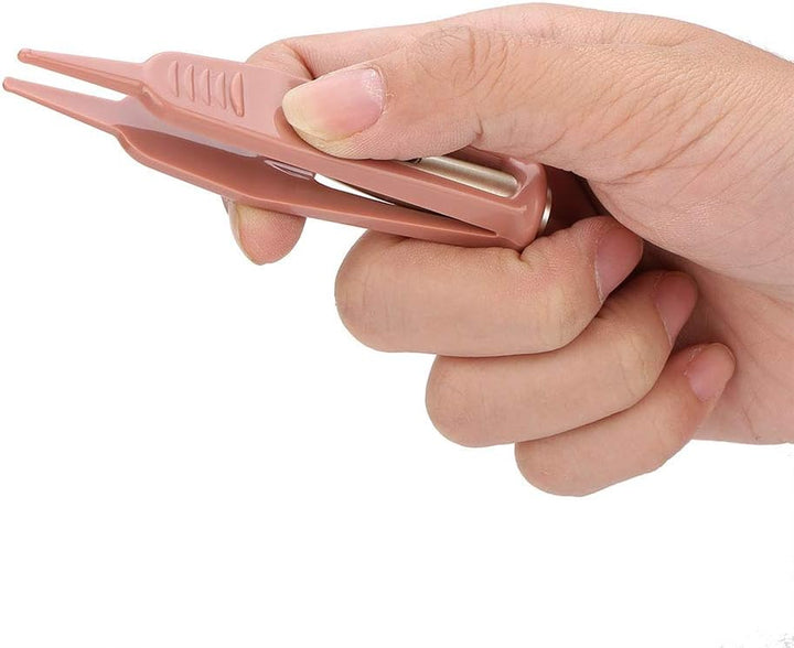 Baby Cleaning Tweezer, LED Lighted Nose Ear Navel Cleaner Remover for Infants Plastic Forcep Body Care Tool for Stuffy Nose Relief for Newborns Toddlers