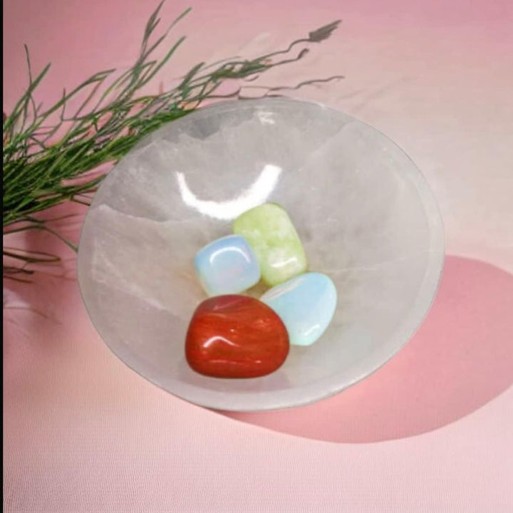 Crystal Selenite Charging round Shape Handmade Bowl Alter Cleansing Spiritual Energy Healing Plate Charge White Dish Meditation Tumbles Creative Dish Jewelry Storage Decoration or Gift