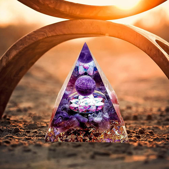 Moonstone Crystals Orgone Pyramid, Amethyst Crystal Nature Reiki Chakra Crystals and Gemstones Gifts for Friend Orgonite Pyramid Crystal Healing Spiritual Gifts for Women (6Cm)