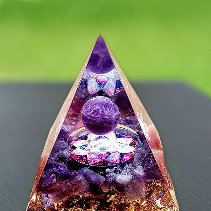 Moonstone Crystals Orgone Pyramid, Amethyst Crystal Nature Reiki Chakra Crystals and Gemstones Gifts for Friend Orgonite Pyramid Crystal Healing Spiritual Gifts for Women (6Cm)