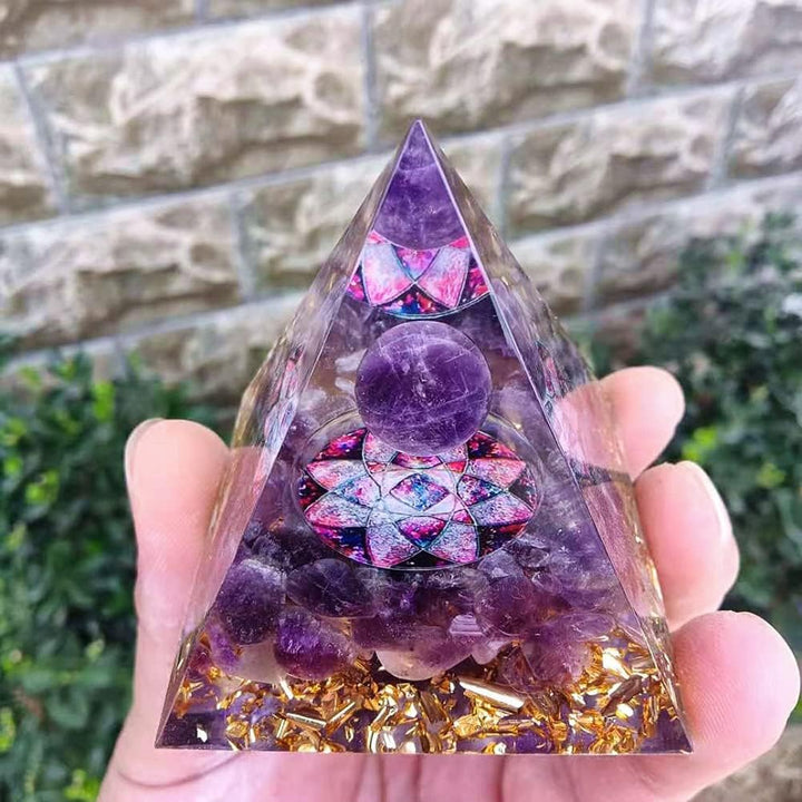 Moonstone Crystals Orgone Pyramid, Amethyst Crystal Nature Reiki Chakra Crystals and Gemstones Gifts for Friend Orgonite Pyramid Crystal Healing Spiritual Gifts for Women (6Cm)