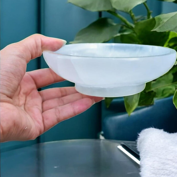 Crystal Selenite Bowl round Shape Handmade Carved Alter Cleansing Charging Spiritual Energy Healing Plate White Dish Meditation Tumbles Creative Decoration Gift (14 Cm)